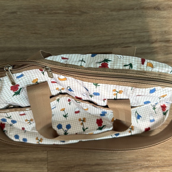 LESPORTSAC X DICK BRUNA MIFFY CROSSBODY SMALL DUFFLE STYLE TOTE BAG! MINT! - Picture 4 of 12